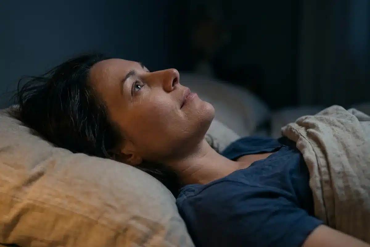 Personne allongée en état de relaxation profonde Adulte allongé les yeux ouverts au plafond, en état de relaxation profonde pour s'endormir